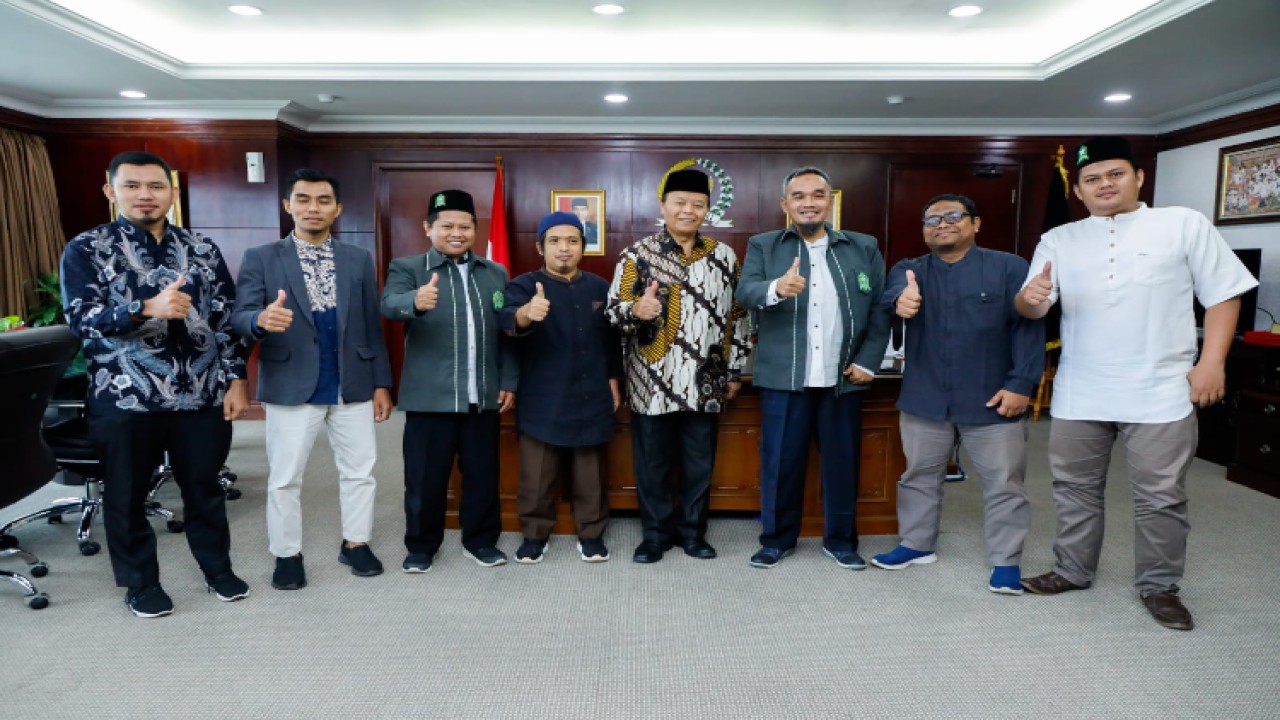 Wakil Ketua MPR RI Hidayat Nur Wahid bersama Panitia Pelaksana Munas VIII Pemuda Hidayatullah/Dok MPR
