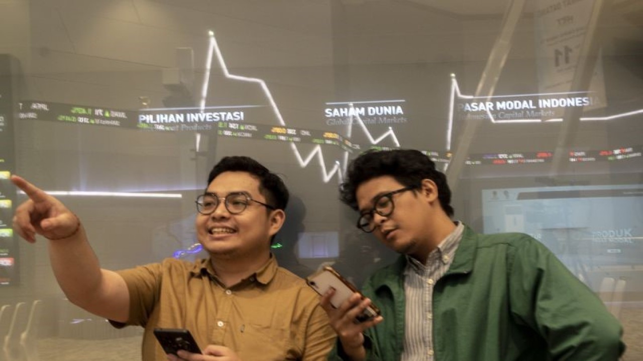 Karyawan melihat pergerakan Indeks Harga Saham Gabungan (IHSG) di layar monitor di Bursa Efek Indonesia, Jakarta, Rabu (1/2/2023). ANTARA FOTO/Muhammad Adimaja/rwa.