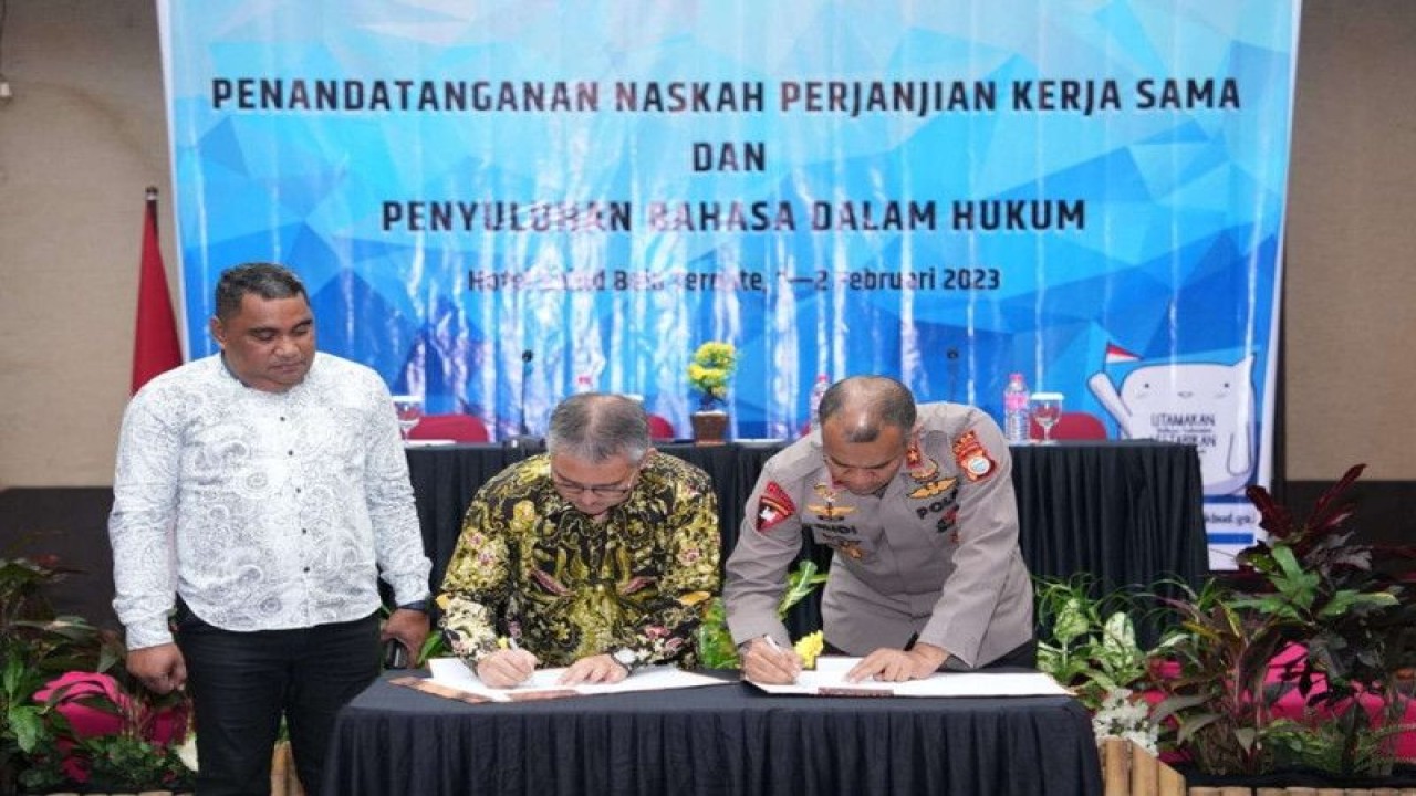 Kepala Badan Bahasa E. Aminudin Aziz dan Kapolda Malut Irjen Pol. Midi Siswoko di Ternate, Rabu (1/2/2023). (ANTARA/HO-BadanBahasa)