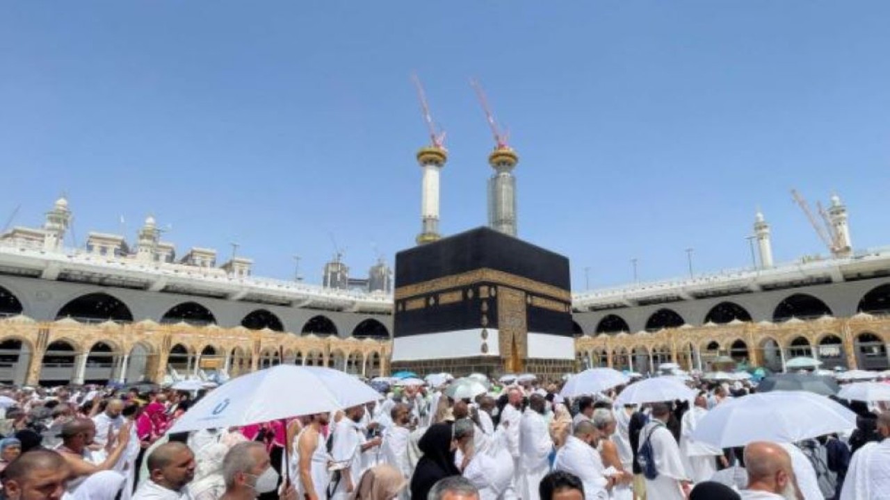 Jamaah haji mengelilingi Kabah dan berdoa di Masjidil Haram. (Reuters)