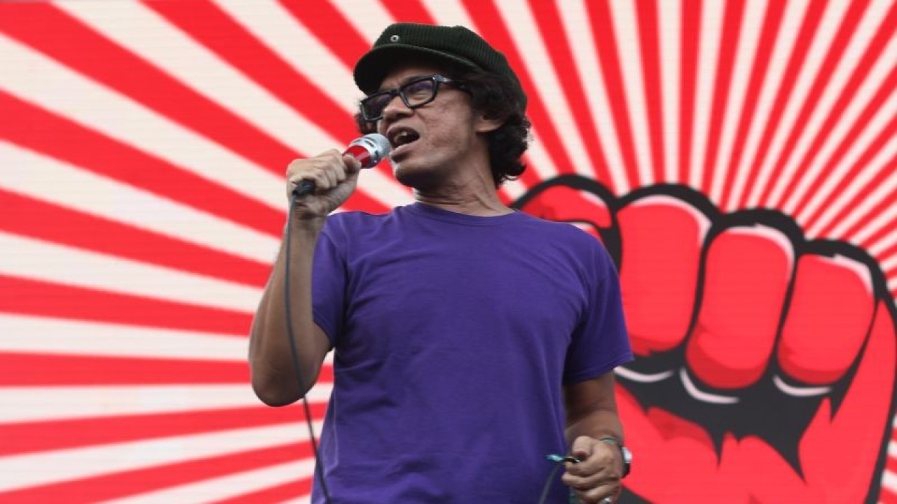 Vokalis MORFEM, Jimi Multhazam, saat tampil di Festival Pasar Musik di Gambir Expo Jakarta, Jumat (10/2). (Ahmad Faishal)