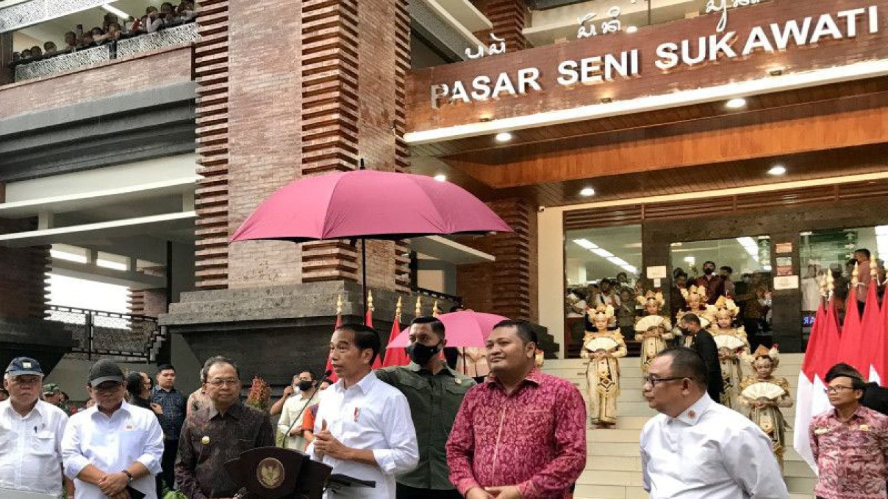 Presiden Republik Indonesia Joko Widodo (tiga kanan) memberi keterangan kepada media selepas meresmikan dan meninjau bangunan baru Pasar Seni Sukawati di Gianyar, Bali, Rabu (1-2-2023). ANTARA/Genta Tenri Mawangi