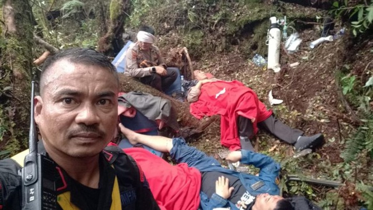 Kapolda Jambi Irjen Rusdi Hartono dalam kondisi terbaring di tengah lebatnya hutan. (Net)