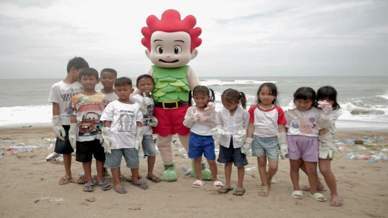Karakter Kiko ajak anak-anak bersihkan pantai dari sampah (ANTARA/HO)