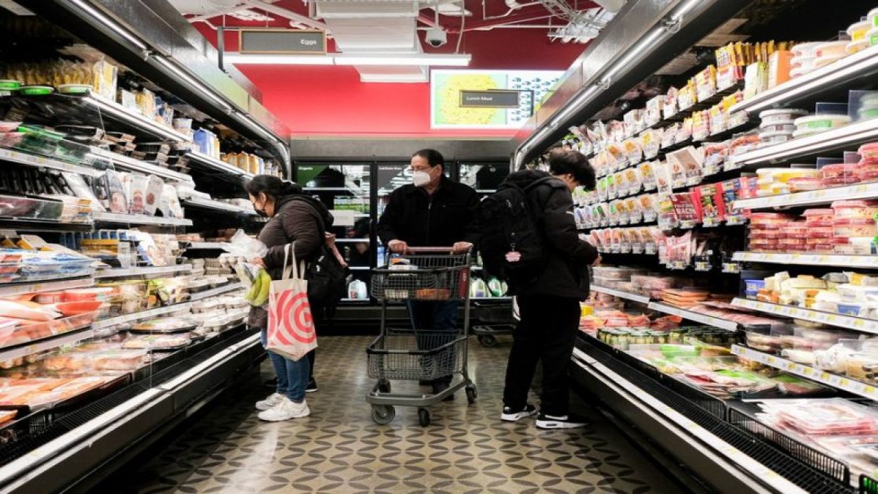 Foto Dokumen: Pelanggan berbelanja di sebuah toko di Queens, New York, Amerika Serikat, pada 12 Januari 2023. ANTARA/Xinhua/Ziyu Julian Zhu