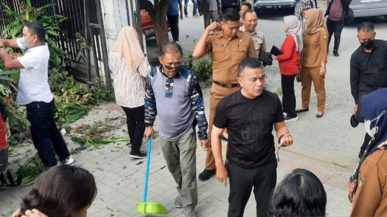 Wali Kota Palu, Hadianto Rasyid (baju hitam) mengecek kegiatan kerja bakti dilingkungan DPRD Palu pada momen Hari Peduli Sampah Nasional (HPSN) tahun 2023, Selasa (21/2/2023). ANTARA/HO-Humas Pemkot Palu