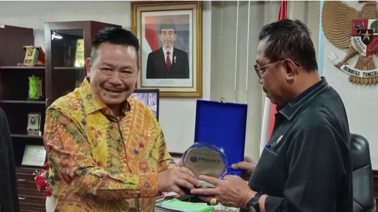 Ketum Peradi Otto Hasibuan bersama Ketua PT Jakarta Soedarmadji