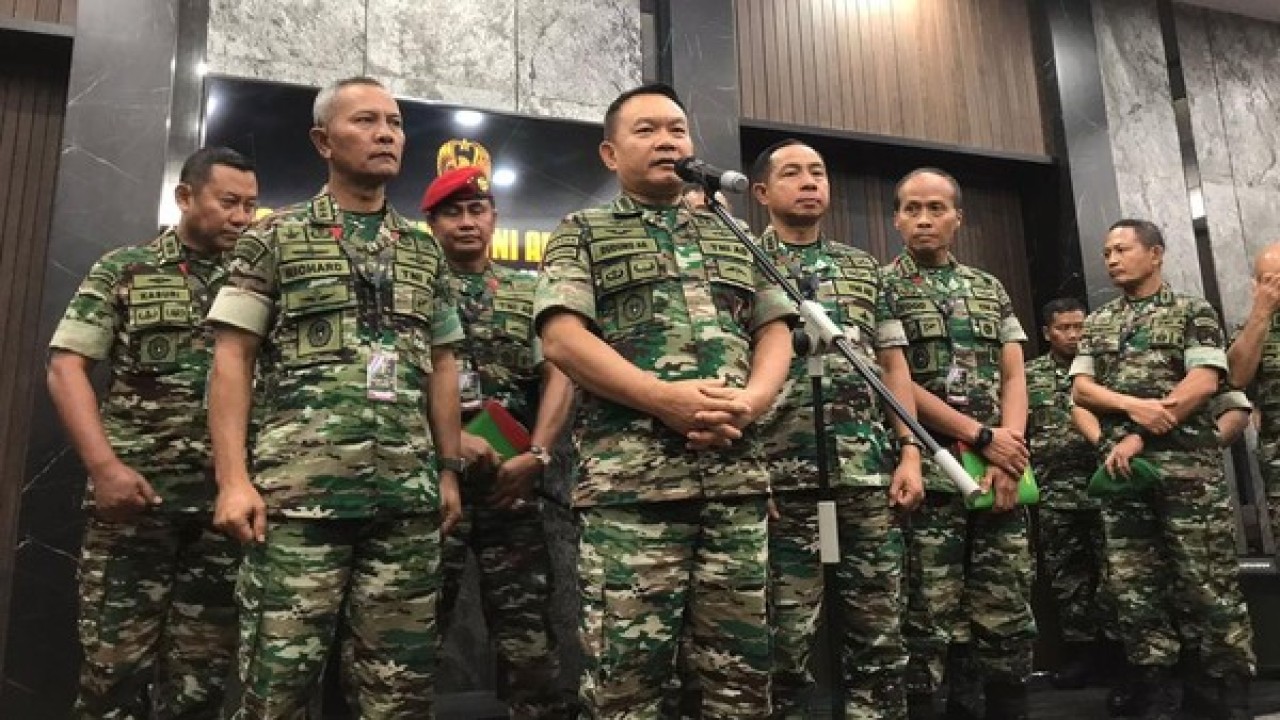 KSAD Jenderal Dudung Abdurachman didampingi Wakil KSAD Letjen Agus Subiyanto, Irjen AD Letjen TNI Richard T.H. Tampubolon dan pejabat utama TNI AD lainnya. (Detikcom)