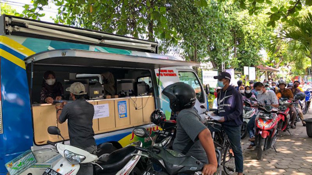 Dokumentasi - Layanan drive thru cetak KTP elektronik di Kota Yogyakarta (7/10/2021) (ANTARA/Eka AR)