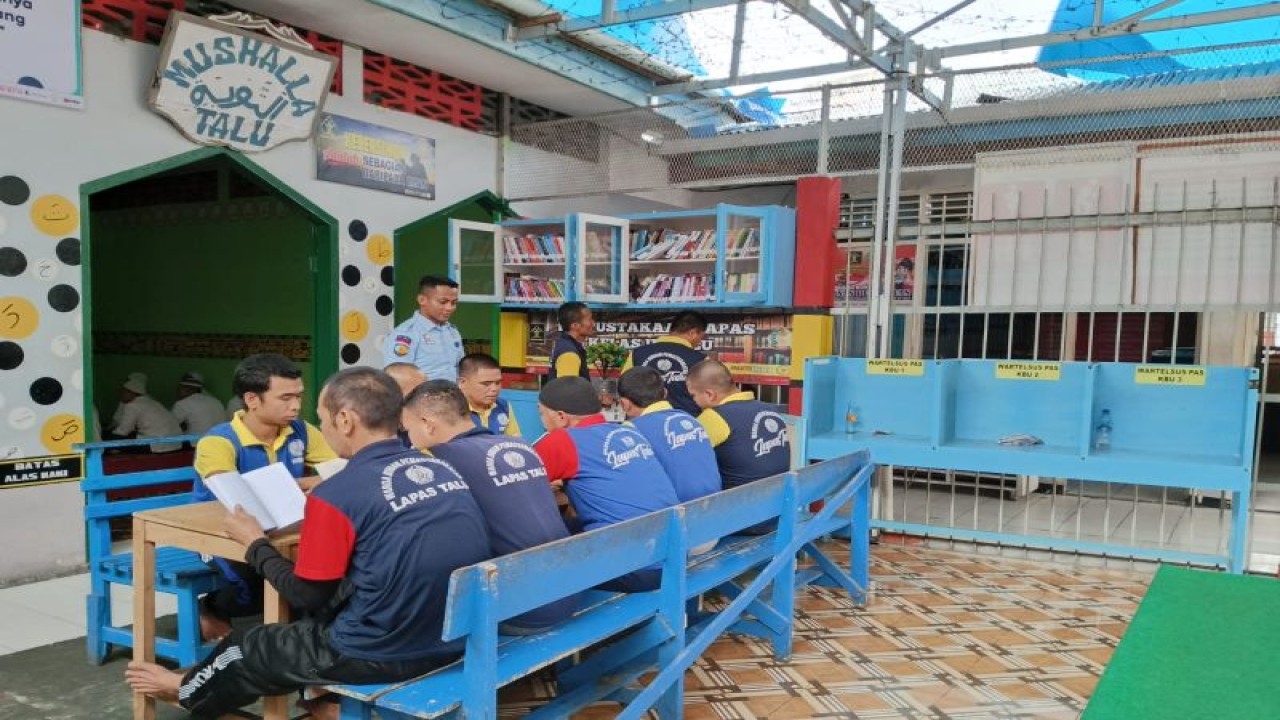 Warga binaan Lapas Talu Pasaman Barat saat menikmati bacaan di pojok perpustakaan yang disediakan oleh pihak Lapas Talu.