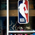 Logo NBA logo di NBA Store di 5th Avenue, New York. (ANTARA/AFP/Jeenah Moon)-1675301384