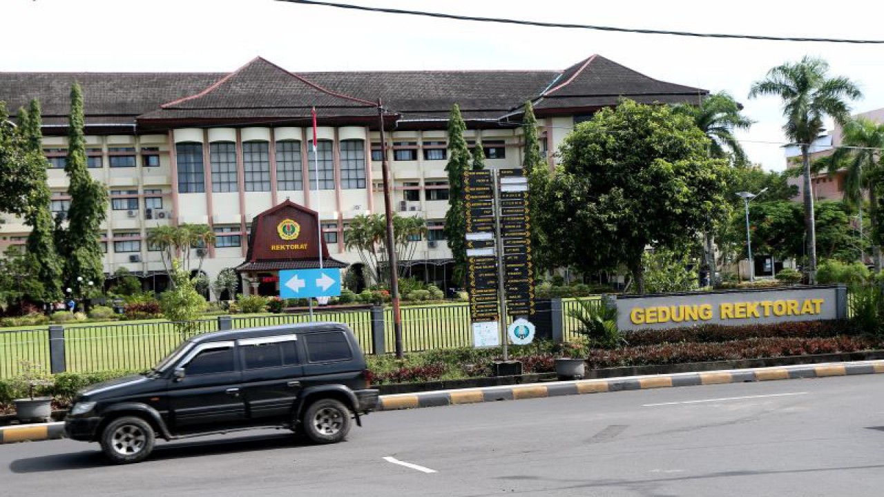 Gedung Rektorat Universitas Mataram di Jalan Majapahit, Mataram, NTB, Rabu (1/2/2023). (ANTARA/Dhimas B.P.)