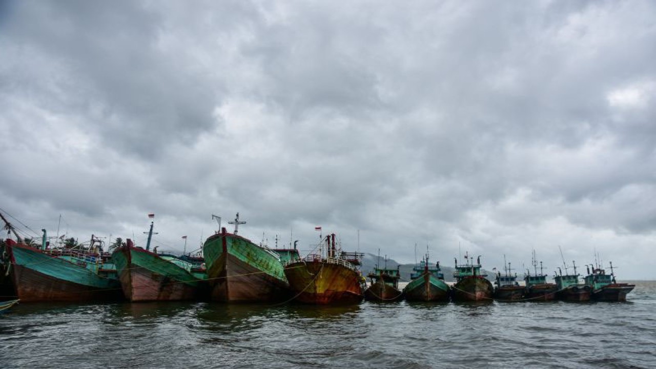 Sejumlah kapal penangkap ikan tidak melaut karena cuaca buruk di Laha, Kota Ambon, Provinsi Maluku, Sabtu (10/7/2021). ANTARA FOTO/FB Anggoro/hp.