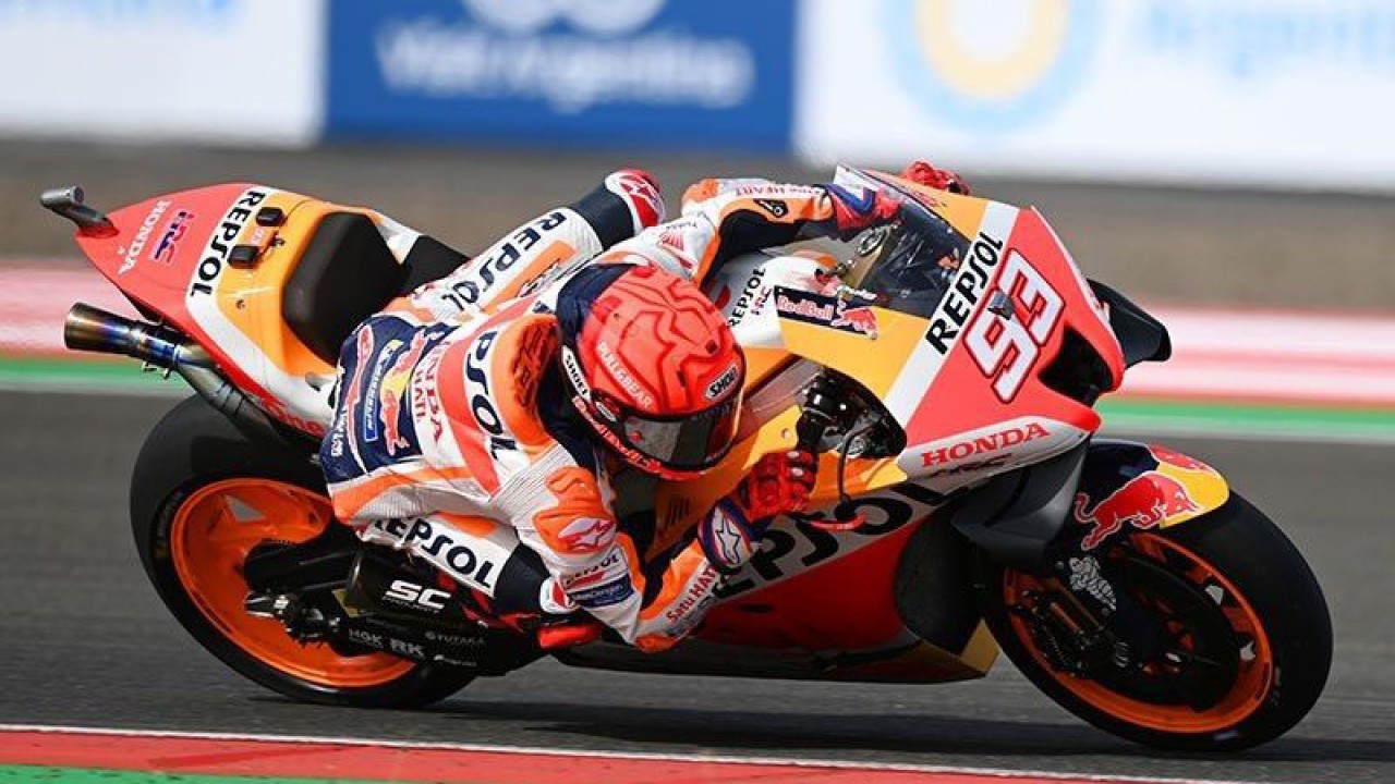 Arsip - Pembalap Repsol Honda Team Marc Marquez memacu sepeda motornya saat sesi latihan bebas 2 MotoGP seri Pertamina Grand Prix of Indonesia 2022 di Pertamina Mandalika International Street Circuit, Lombok Tengah, NTB, Jumat (18/3/2022) (ANTARA FOTO/Andika Wahyu/hp.)