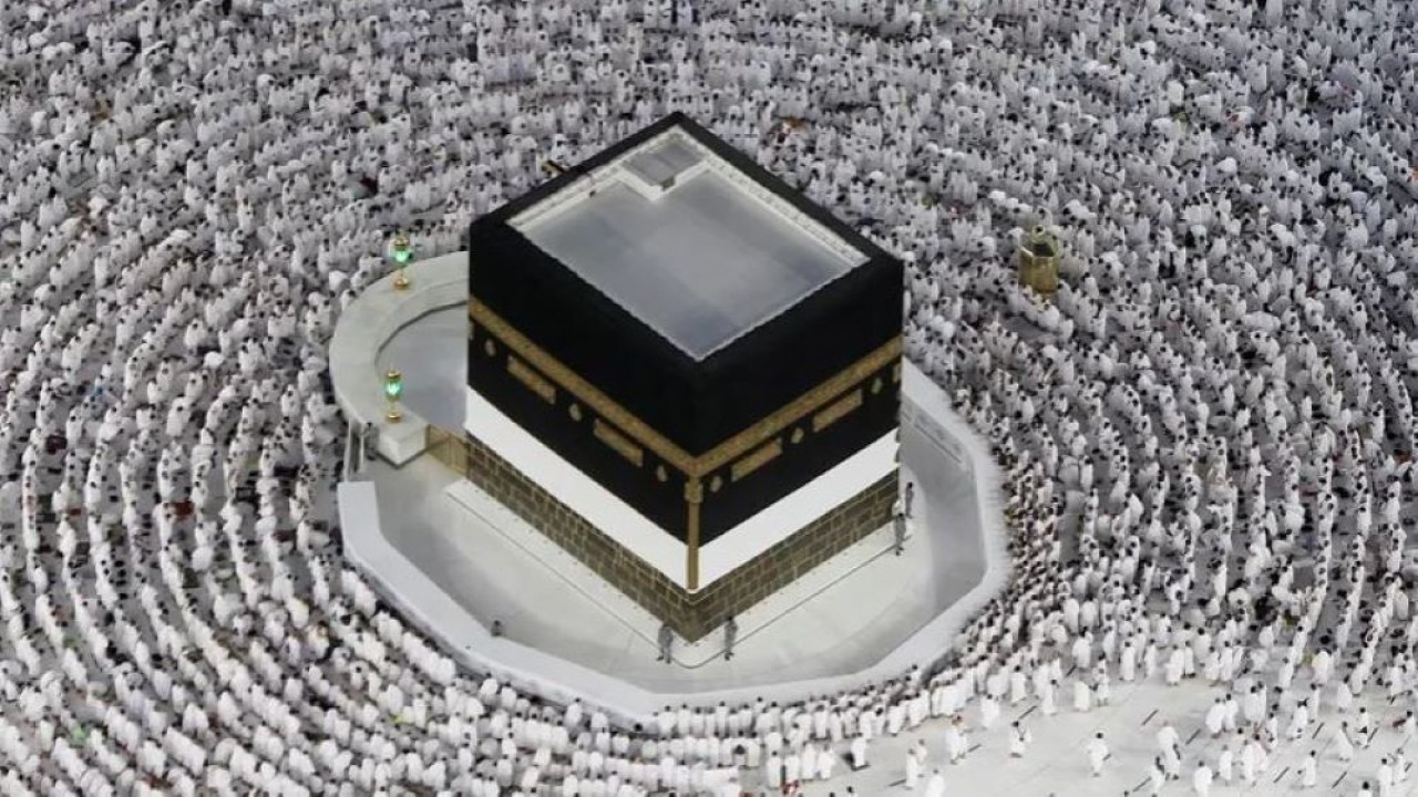 Jamaah haji mengelilingi Ka'bah dan salat di Masjidil Haram pada 6 Juli 2022. (Reuters)