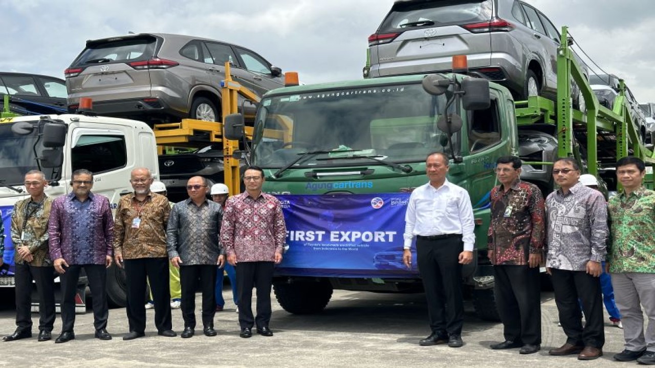 Seremoni pelepasan ekspor perdana kendaraan hybrid produksi dalam negeri yakni Toyota Kijang Innova Zenix Hybrid yang diproduksi PT Toyota Motor Manufacturing Indonesia (TMMIN) di Karawang, Jawa Barat, Selasa. (ANTARA/ Sella Panduarsa Gareta)