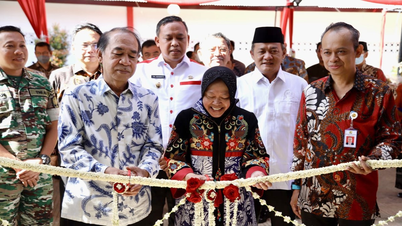 Menteri Sosial RI Tri Rismaharini meresmikan Rumah Susun Sentra Terpadu Pangudi Luhur di Bekasi, Jumat (10/2)