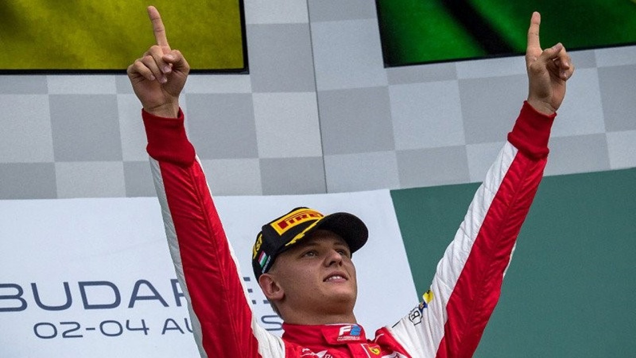 Mick Schumacher ketika masih menjadi pebalap tim Prema Racing melakukan selebrasi setelah memenangi Grand Prix Formula 2 Hungaria di Hungaroring, Mogyorod, dekat Budapest. ANTARA/AFP/Andrej Isakovic/aa. (AFP/ANDREJ ISAKOVIC)