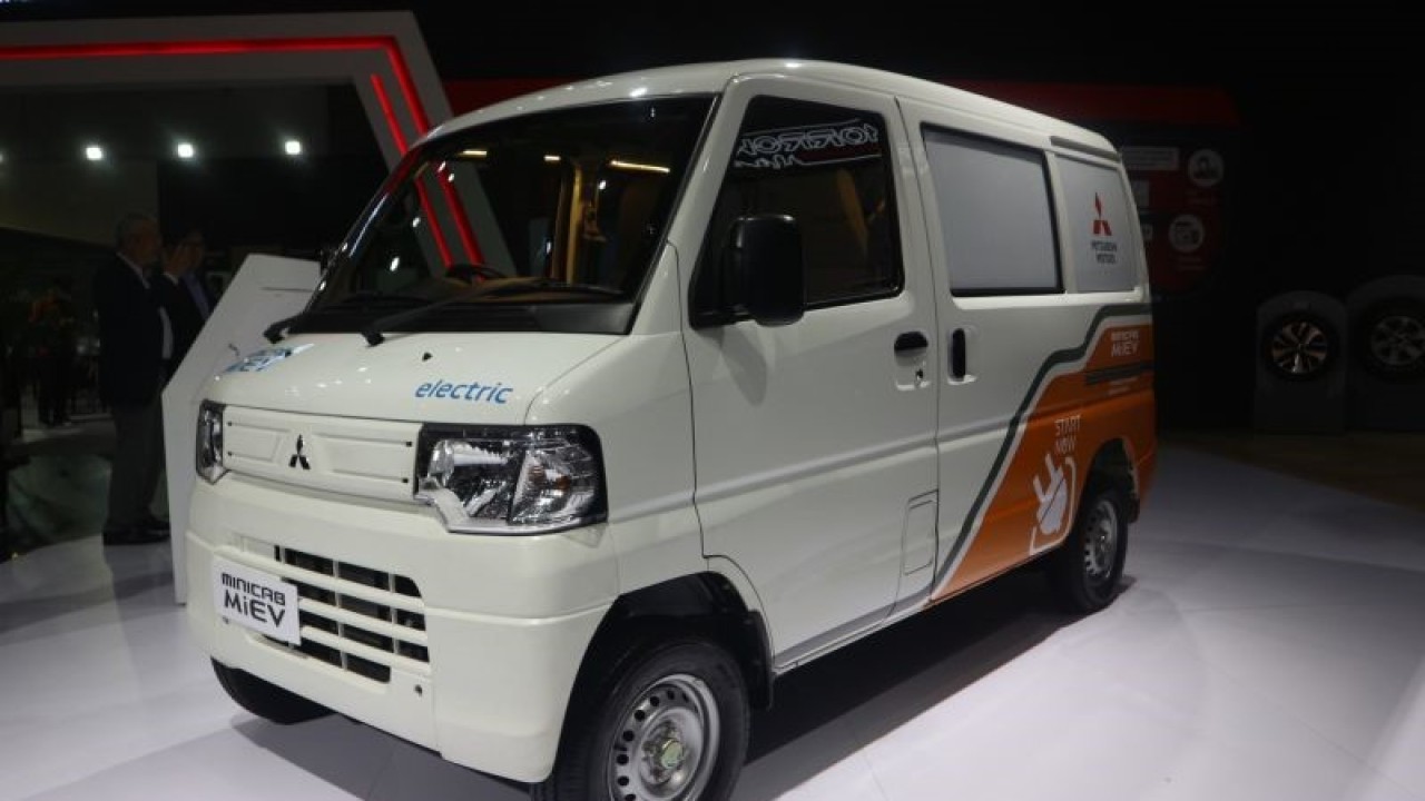 Mini van berbasis listrik Minicab MiEV yang dipamerkan pada pembukaan Indonesia International Motor Show (IIMS) 2023, di JIExpo Kemayoran, Jakarta, Kamis (16/2). (ANTARA/Pamela Sakina)