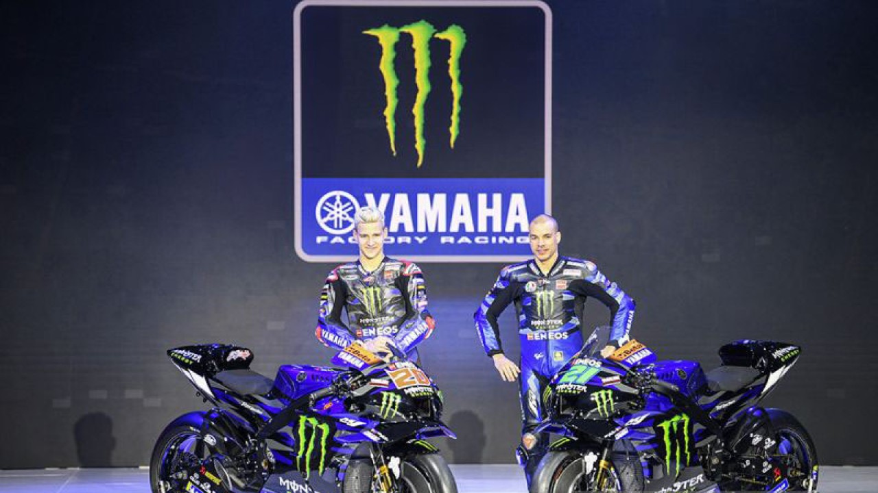 Pembalap Monster Energy Yamaha Fabio Quartararo (kiri) bersama Franco Morbidelli (kanan) berpose dengan sepeda motor Yamaha YZR M1 2023 Livery Terbaru saat peluncuran di Jakarta, Selasa (17/1/2023). Pada musim balap 2023, Monster Energy Yamaha MotoGP dengan dua pembalapnya Fabio Quartararo dan Franco Morbidelli memamerkan Yamaha YZR M1 2023 Livery Terbaru serta 'wearpack' pembalap dan seragam tim terbarunya. ANTARA FOTO/M Risyal Hidayat/rwa.