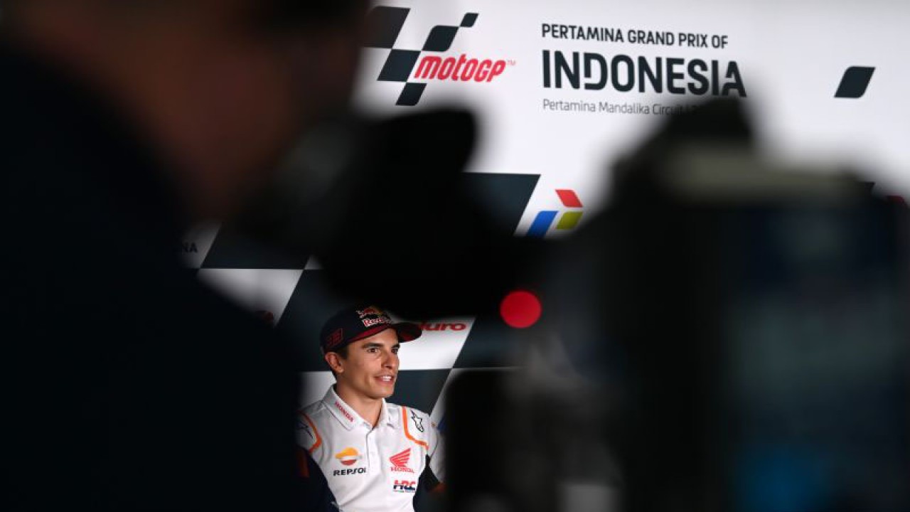 Arsip - Pembalap Repsol Honda Team Marc Marquez mengikuti konferensi pers jelang balapan MotoGP seri Pertamina Grand Prix of Indonesia 2022 di Pertamina Mandalika International Street Circuit, Lombok Tengah, NTB, Kamis (17/3/2022). Ajang balapan MotoGP seri kedua 2022 tersebut akan berlangsung pada 18-20 Maret 2022. ANTARA FOTO/Andika Wahyu/foc.