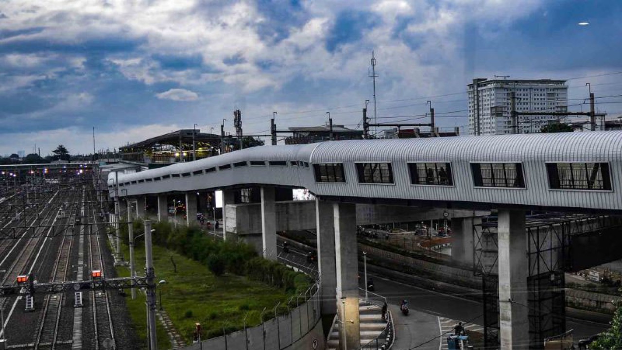 Sejumlah warga melintasi jembatan layang penyeberangan orang (skywalk) Stasiun Lebak Bulus Grab di Lebak Bulus, Jakarta, Kamis (29/12/2022). Jembatan layang sepanjang 307,5 meter yang menghubungkan Stasiun MRT Lebak Bulus Grab dengan gedung Poin Square tersebut mulai dapat digunakan sejak Kamis (29/12/2022). ANTARA FOTO/Sulthony Hasanuddin/wsj.