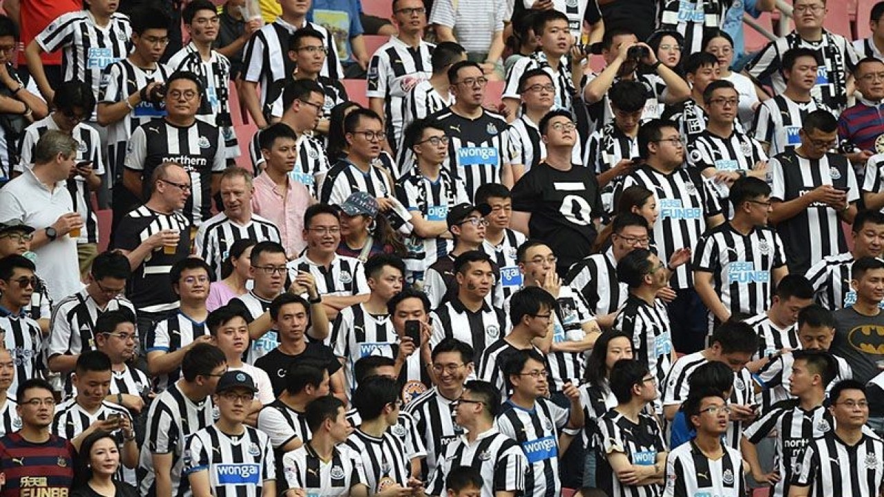 Arsip - Para pendukung Newcastle United dalam sebuah pertandingan pemanasan di Hongkou Stadium di Shanghai (20/7/2019). ANTARA/AFP/Hector Retamal/aa.