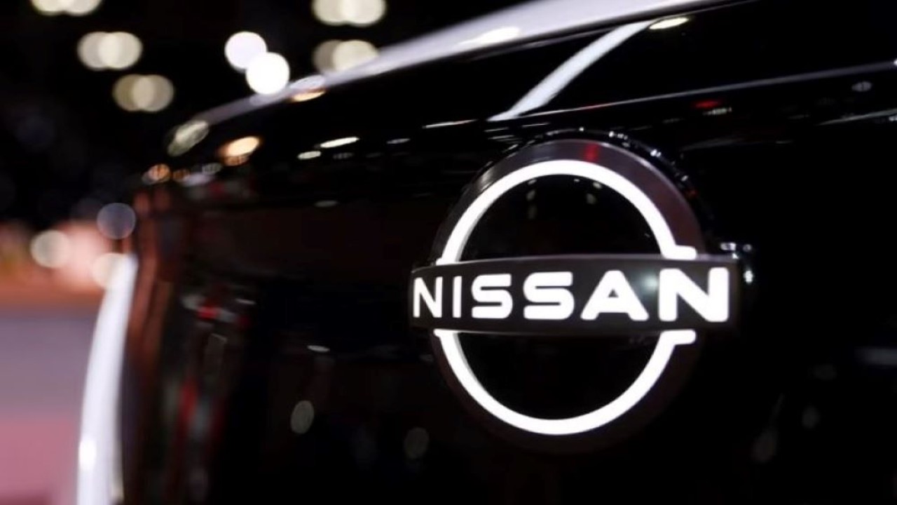 Logo Nissan pada kendaraan di ajang pameran otomotif di Los Angeles Auto Show, California, Amerika Serikat (AS), pada 17 November 2022. (Mike Blake/Reuters)