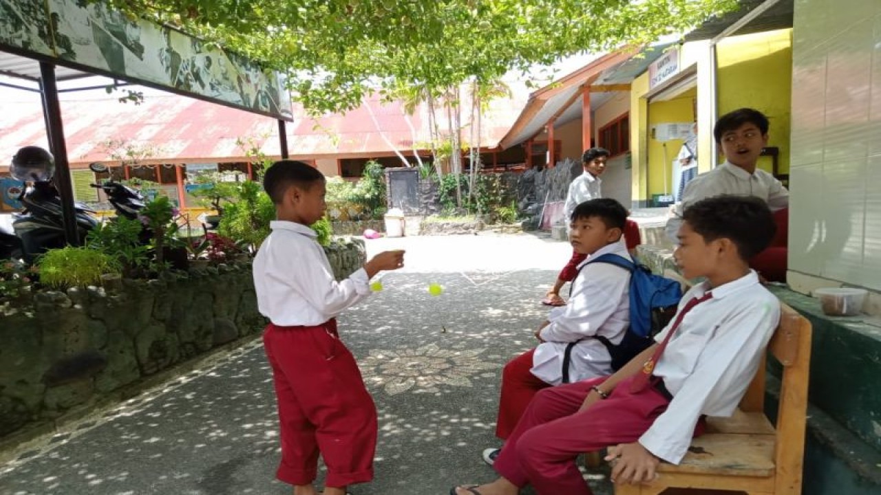 Ilustrasi: sejumlah siswa pada sebuah sekolah dasar di Kota Mataram, Provinsi Nusa Tenggara Barat, menunggu jemputan oran tua mereka. (Foto: ANTARA/Nirkomala)