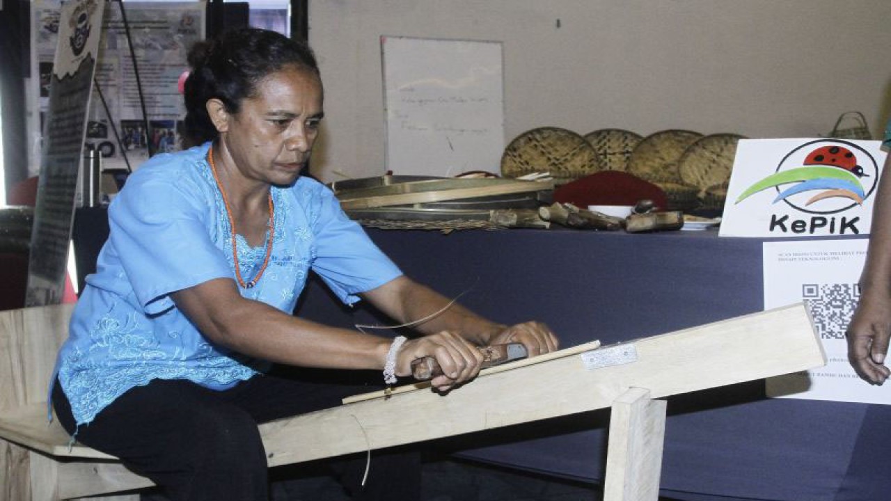 Seorang perempuan separoh baya memperagakan cara mengiris kulit bambu untuk dijadikan anyaman dalam pameran teknologi tradisonal ramah perempuan yang diinisiai oleh Yayasan Penguatan Lingkar Belajar Komunitas Lokal (PIKUL) di Kupang, NTT, Selasa (07/2/2023). ANTARA FOTO/Kornelis Kaha.
