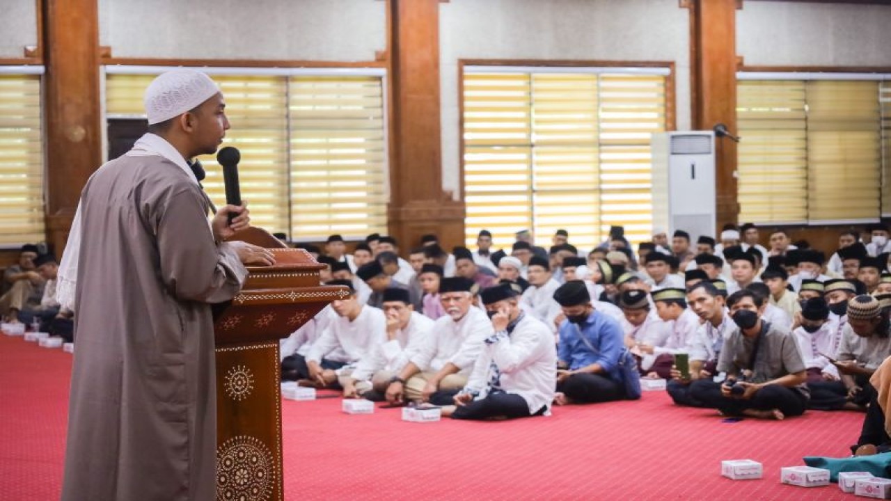 Penyampaian tausiah tentang Isra Mikraj Nabi Muhammad SAW dalam kegiatan Peringatan Isra Mikraj tingkat Pemerintah Kota Mataram, Provinsi Nusa Tenggara Barat. Jumat (17/2/2023). (ANTARA/HO-Kominfo Kota Mataram)