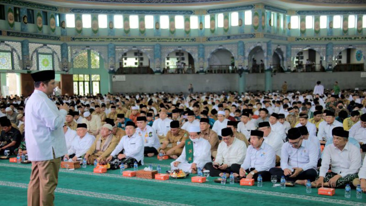 Wali Kota Tangerang Arief R Wismansyah dalam acara peringatan Isra Mi'raj Nabi Muhammad SAW 1444 Hijriyah serta satu abad Nahdlatul Ulama (NU)  di Masjid Raya Al-Azhom, Selasa. (ANTARA/ho)