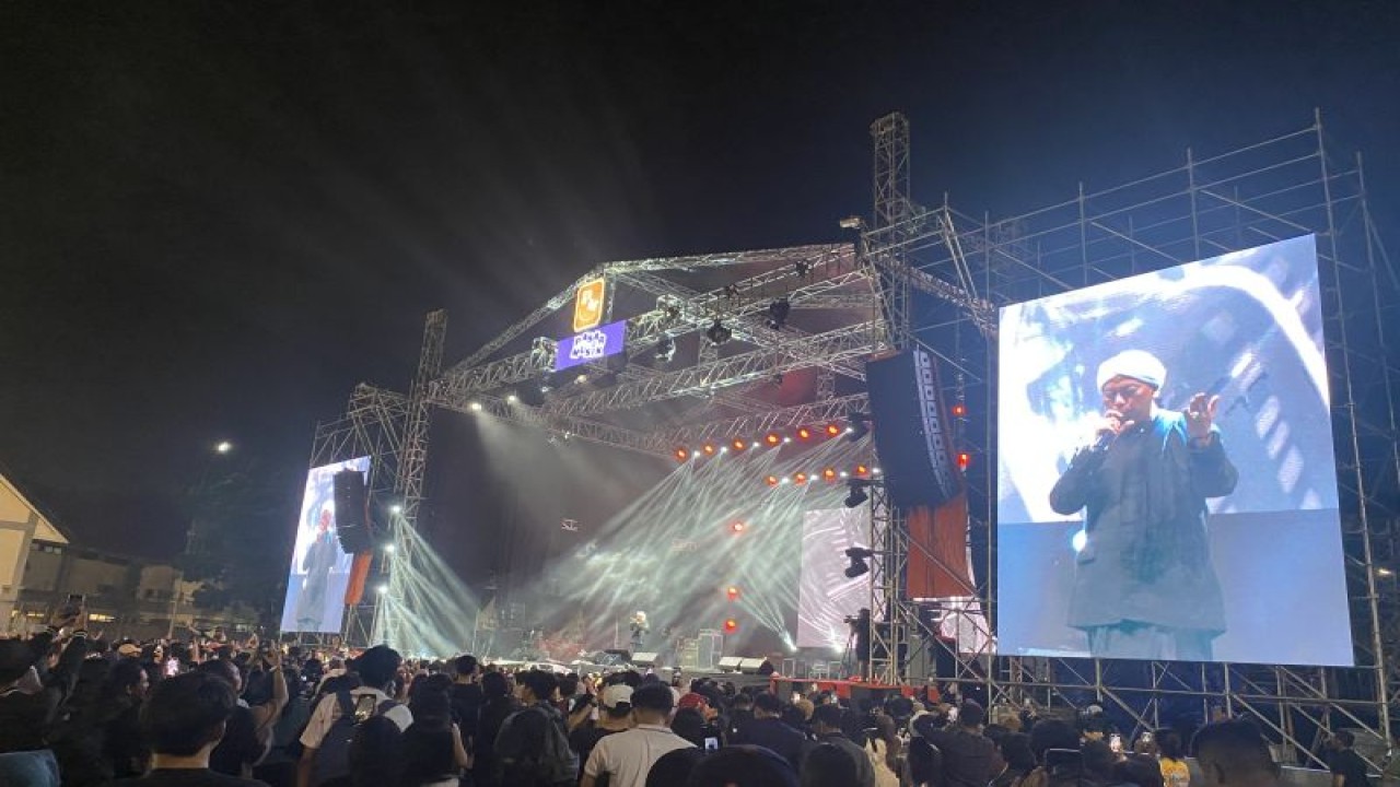 Penyanyi religi Opick tampil di Festival Pasar Musik di Gambir Expo Kemayoran, Jakarta Utara, Minggu (12/2). (ANTARA/Pamela Sakina)