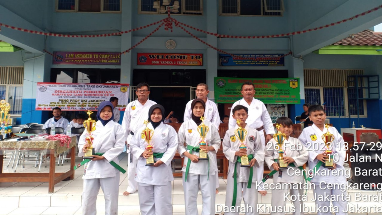 Para pemenang memegang Piala Kejuaraan Karate-Do TAKO Jakarta Barat dalam rangka memperingati HUT Perguruan Karate-Do TAKO Indonesia ke-60.