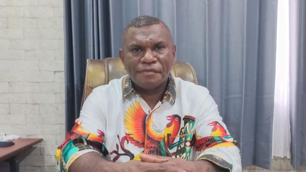 Ketua KPU Papua Barat Paskalis Semunya saat ditemui ANTARA di ruang kerjanya, Selasa (7/2/2023).  (ANTARA/Fransiskus Salu Weking)
