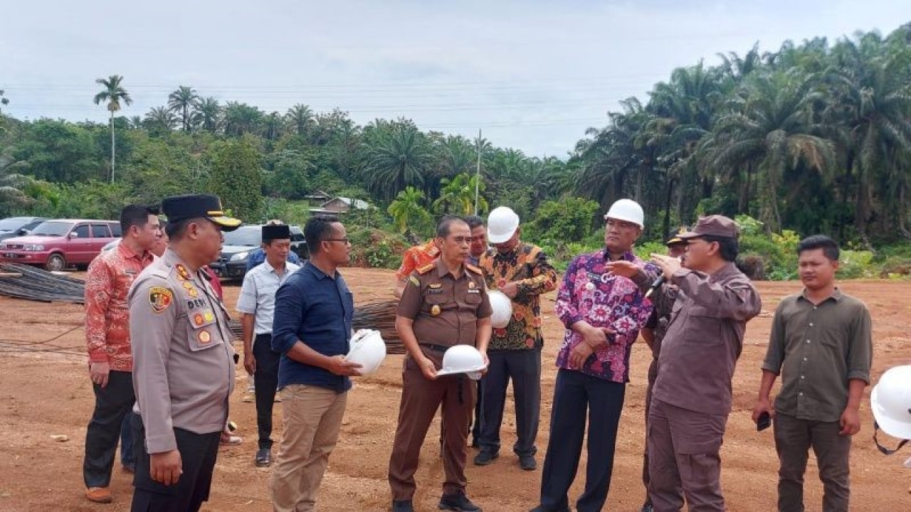 Kejati Bengkulu Heri Jerman saat memantau lokasi pembangunan Kejari Bengkulu Tengah. ANTARA/Anggi Mayasari