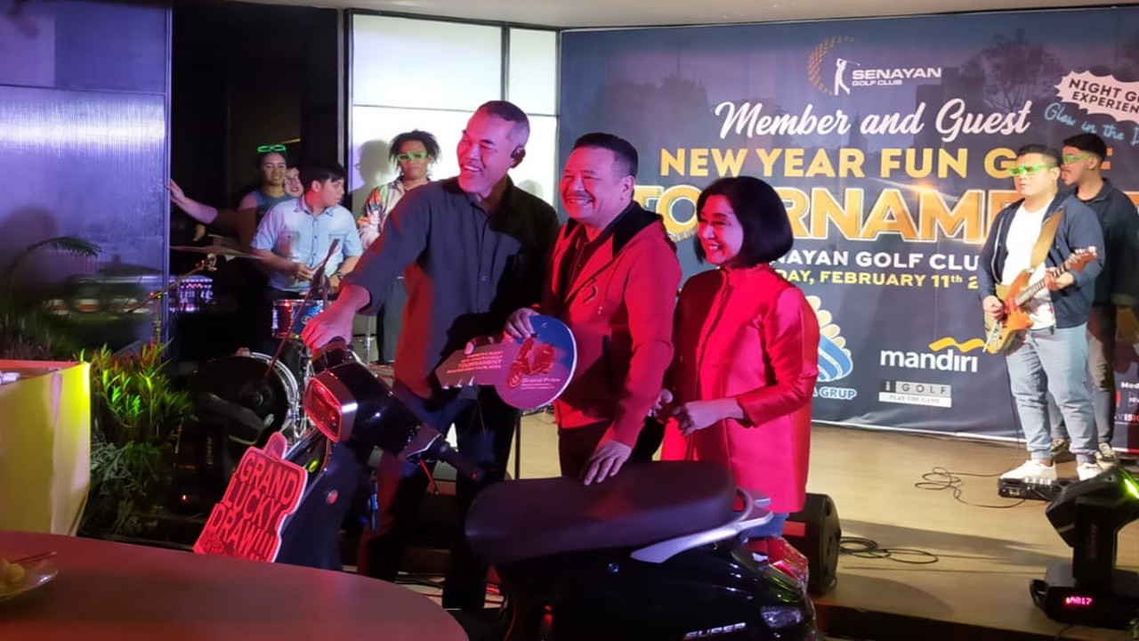 Owner sekaligus Komisaris Utama Sinar Kemala Intermetro Golf (SKIG), Prof. Dr. Otto Hasibuan, S.H., M.M. bersama isteri Normawaty Damanik, menyerahkan hadiah grand prize berupa satu unit sepeda motor listrik kepada pemenang.