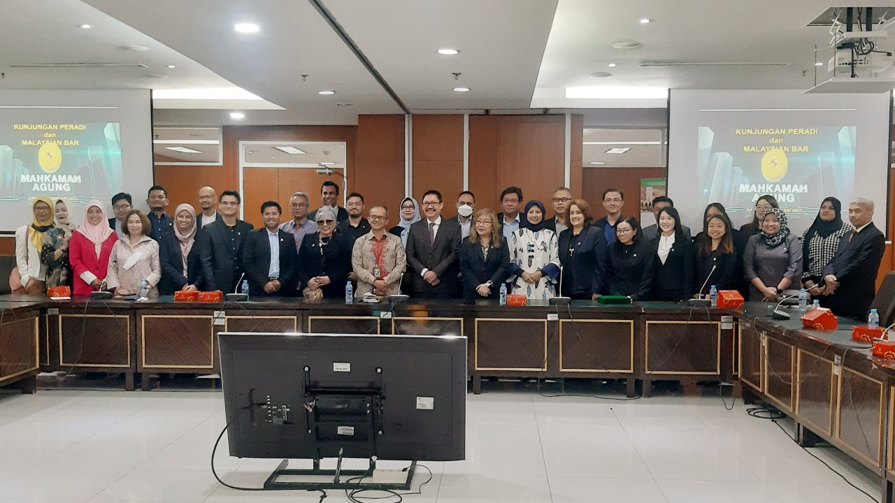 Pengurus dan anggota DPN PERADI dan Malaysian Bar berkunjung ke Mahkamah Agung (MA), Jumat, 3 Februari 2023./Istimewa