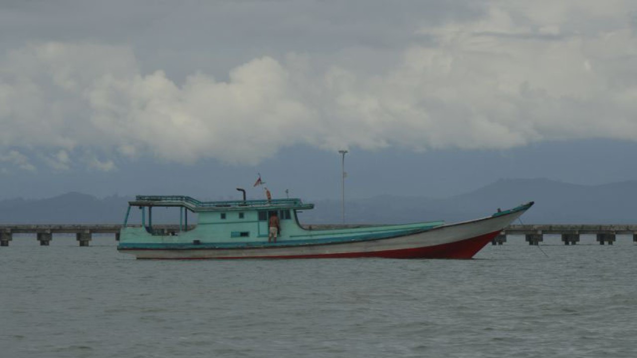 Perahu nelayan terpantau di perairan perbatasan Indonesia-Malaysia tepatnya di perairan Sebatik, Kabupaten Nunukan, Kalimantan Utara. Terlihat dari jauh daratan Negara Bagian Sabah, Malaysia yang tak jaraknya tak jauh dari Pulau Sebatik. (Muh. Arfan)