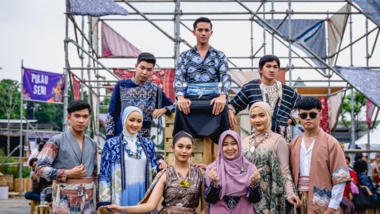 Dokumentasi-Sandi Agustinus menampilkan karya dari kain khas Banjar, Sasirangan pada peragaan busana bertajuk "The Colours of Life" di Teater Keong Mas, Taman Mini Indonesia Indah (TMII), Jakarta, Sabtu (28/1/2023). (ANTARA/HO-Dok Pribadi)