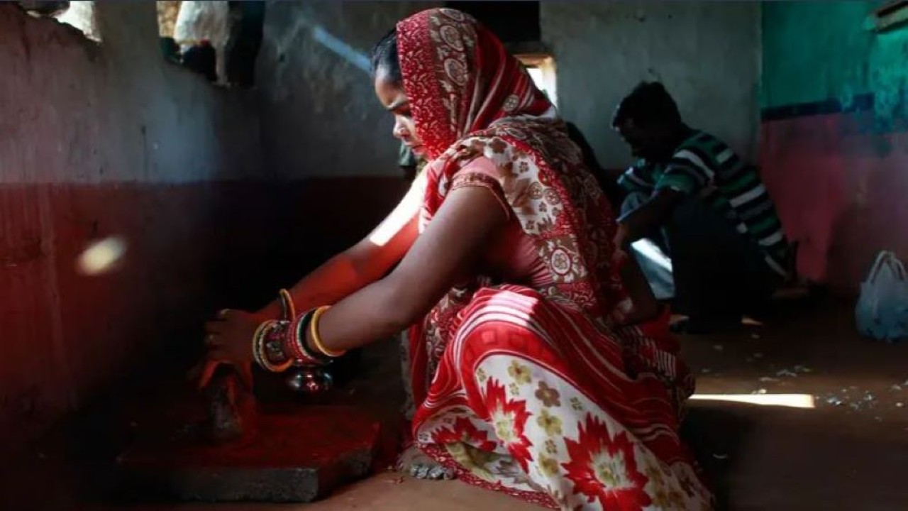 Praktik pernikahan dini di India. Seorang wanita bernama Krishna menikah dengan suaminya Gopal ketika dia berusia 11 tahun dan Gopal berusia 13 tahun. (Reuters)