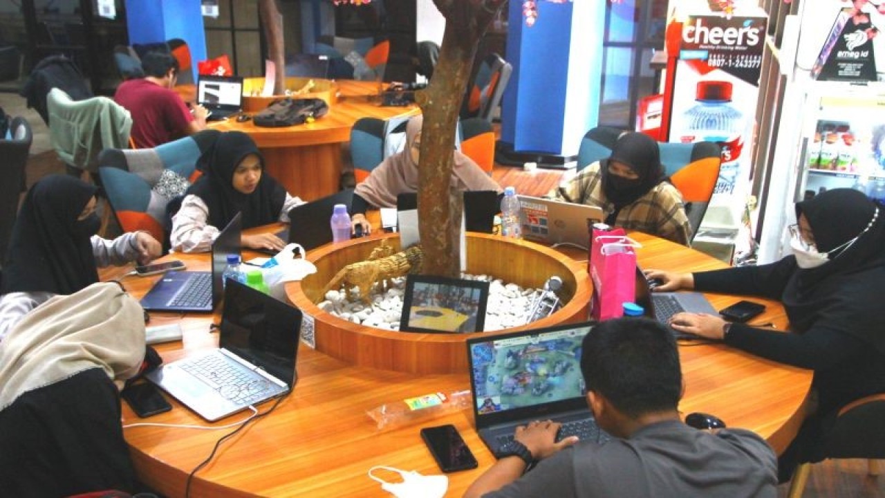 Personel tim pemasaran dari sebuah perusahaan rintisan digital (Startup) bekerja di sebuah ruang kerja bersama atau co-working space di Malang, Jawa Timur, Rabu (18/5/2022). Situs penghimpun perusahaan rintisan digital bernama Startup Ranking mencatat Indonesia menempati posisi kelima sebagai negara dengan jumlah startup terbanyak di dunia yakni sebanyak 2.346 startup. ANTARA FOTO/Ari Bowo Sucipto/wsj. (ANTARA FOTO/ARI BOWO SUCIPTO)