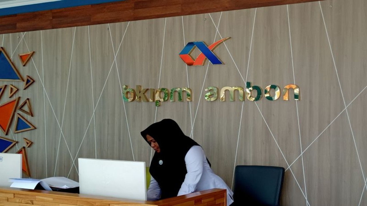 Petugas kantor BKIPM Ambon di kawasan Waiheru, sedang menginput data (Antara/DedyAzis)