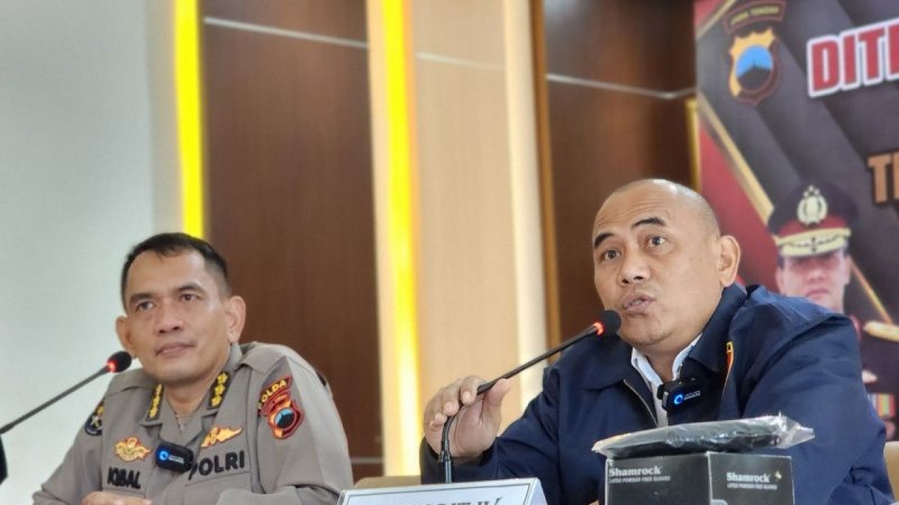 Kasubdit IV Direktorat Reserse Kriminal Khusus Polda Jawa Tengah AKBP Robert Sihombing (kanan) menjelaskan pengungkapan dua tambang ilegal saat pers rilis di Semarang, Rabu (8/2/2023). ANTARA/ I.C.Senjaya