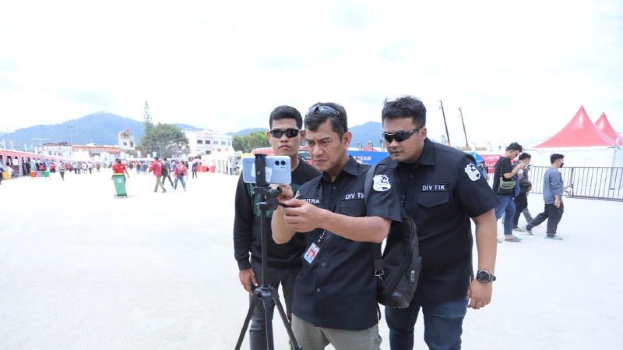 Polda Sumatera Utara memasang alat canggih face recognition di venue utama F1 Powerboat Danau Toba, Kota Balige, Kabupaten Toba. ((ANTARA/HO-Humas Polda Sumut))