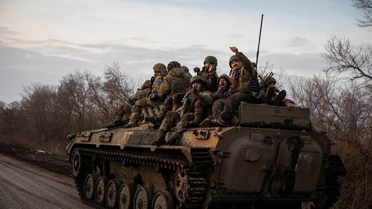 Prajurit Ukraina duduk di atas kendaraan tempur infanteri BMP-2 di jalan di luar kota garis depan Bakhmut, di tengah serangan Rusia terhadap Ukraina, di wilayah Donetsk, Ukraina 11 Februari 2023. ANTARA/REUTERS/Yevhenii Zavhorodnii/pri. (REUTERS/STRINGER)