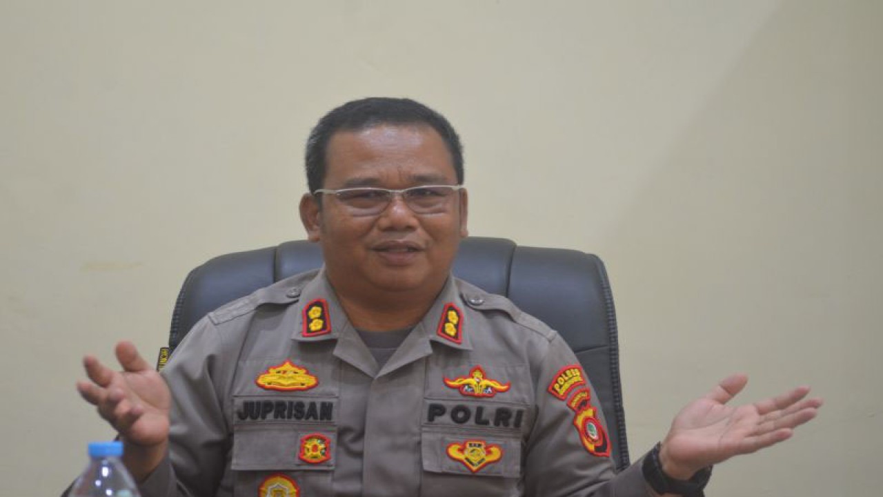 Kapolres Gorontalo Utara, AKBP Juprisan Pratama Ramadhan Nasution, menanggapi dugaan transaksi ilegal pupuk subsidi di Desa Papualangi, Kecamatan Tolinggula. (ANTARA/Susanti Sako)