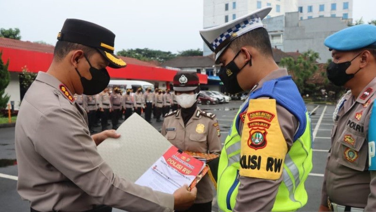 Kapolres Metro Tangerang Kota Kombes Pol Zain Dwi Nugroho mengukuhkan Polisi RW di lapangan apel Polres Metro Tangerang kota, Rabu