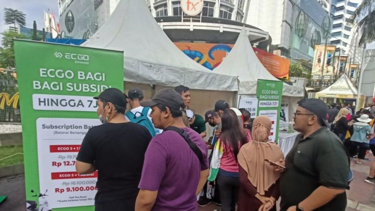 Pengunjung car free day (CFD) mengantri untuk melakukan pra pemesanan sepeda motor listrik ECGO di kawasan Sudirman, Jakarta, Minggu (5/2/2023) (ANTARA/Fathur Rochman)