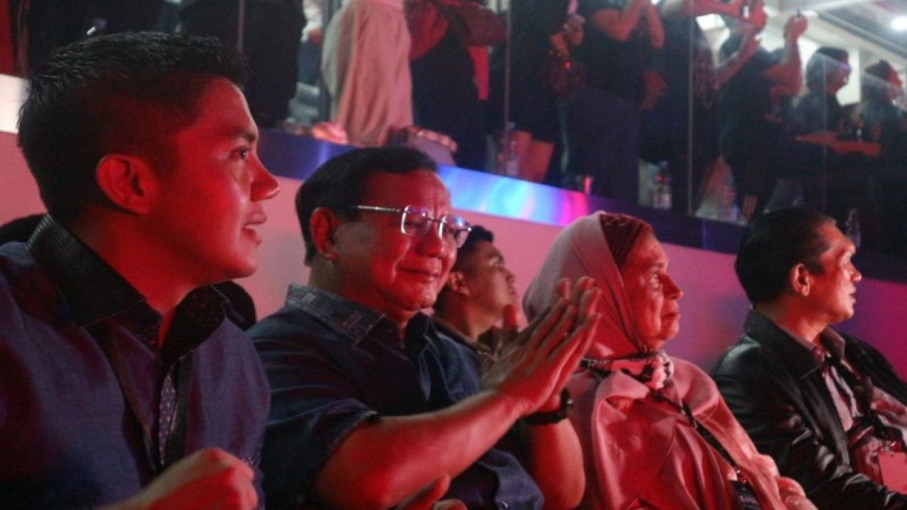 Menteri Pertahanan RI, Prabowo Subianto menghadiri konser Dewa 19 bertajuk “Pesta Rakyat 30 Tahun Berkarya Dewa 19” di Jakarta International Stadium (JIS), Jakarta Utara, Sabtu (4/2) (ANTARA/Pamela Sakina)